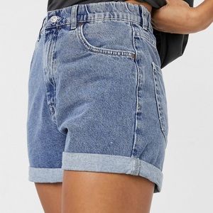 Pull&Bear elasticated waist denim mom shorts in medium blue